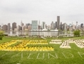 13 mai 2014: Des pratiquants de Falun Dafa forment des caractères chinois dans le Parc Gantry de New York. (Edward Dai/Epoch Times)