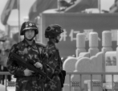 4 juin 2014: Des paramilitaires chinois montent la garde sur la Place Tiananmen à Pékin. (Kevin Frayer/Getty Images)