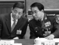 Bo Xilai (gauche) parle à Xu Caihou lors du Congrès national du peuple le 5 mars 2012. Un peu plus d’un mois plus tard, Bo Xilai était évincé. Le 2 juillet 2014, Xu Caihou a également été expulsé du Parti communiste chinois. (Liu Jin/AFP/Getty Images) 