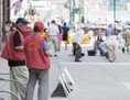 5 août 2014, New York: deux Chinois distribuent des documents du PCC diabolisant la pratique pacifique et spirituelle du Falun Gong à proximité du Consulat chinois à Manhattan. (Benjamin Chasteen/Epoch Times)