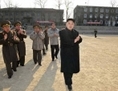 Le dirigeant nord-coréen Kim Jong-un passe en revue la 534e Unité de l'Armée populaire coréenne, sur un cliché publié le 12 janvier dernier par l'agence de presse officielle de Corée du Nord. (KNS/AFP/Getty Images)