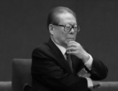 14 novembre 2012: l’ancien dirigeant du PCC Jiang Zemin assiste à la session de clôture du 18e Congrès national à Pékin. Lors de ce Congrès, Xi Jinping, qui a poursuivi ces 19 derniers mois de nombreux membres de la faction de Jiang Zemin pour corruption, avait été officiellement installé au pouvoir. (Feng Li/Getty Images)