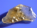 Morceau de verre provenant du désert libyque, pierre de bonne qualité présentant une inclusion foncée intéressante et très rare, 19,5 grammes. (www.marmet-meteorites.com/id37.html)