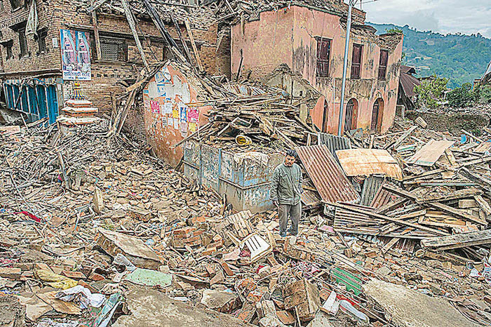 Les ruines d’un immeuble écroulé où Avi Shrestha a entendu des appels au secours. (Avi Shresta)