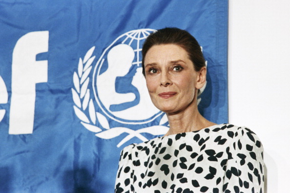 L'actrice britannique Audrey Hepburn, ambassadrice spéciale de l'UNICEF, le 23 mars 1988 au siège de l'Organisation des Nations Unies. (MARIA BASTONE / AFP / Getty Images)