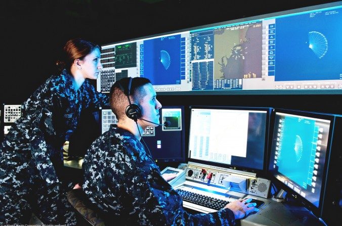 Des militaires surveillent des écrans qui utilisent
le système de combat Lockheed Martin
AEGIC. (Lockheed Martin)