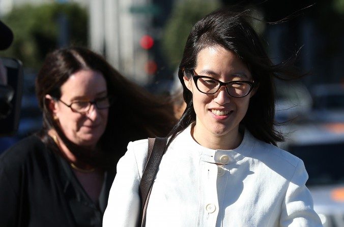 Ellen Pao (D) et son avocate Therese Lawlwess, sortent du palais de justice de San Francisco le 27 mars 2015. (Justin Sullivan/Getty Images)