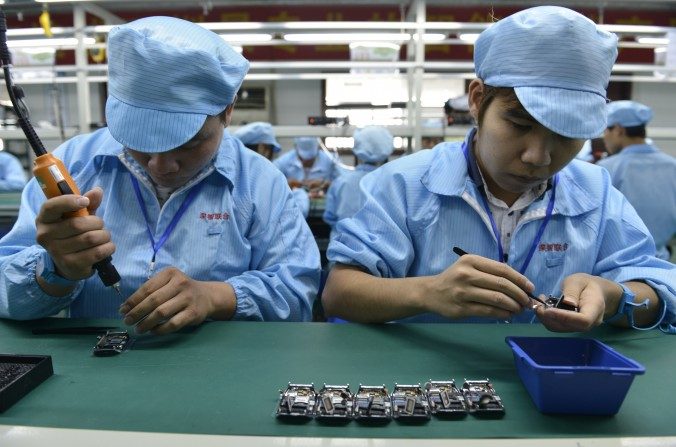 Ouvriers chinois assemblant des composants dans la Province du Guandong. (STFR/AFP/Getty Images)