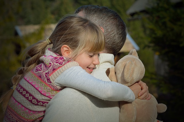 Le contact physique pour témoigner de l'affection aide à soulager le stress des enfants comme des adultes. (Pezibear/Pixabay)