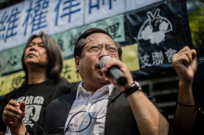 Le président et membre du Parti Démocratique de Hong Kong Albert Ho (C) en manche courtes, accompagné du législateur Leung Kwok-hung (L), aussi connu sous le surnom de « Cheveux Longs », participent à une manifestation à Hong Kong le 12 Juillet 2015. (Anthony Wallace/AFP/Getty Images)