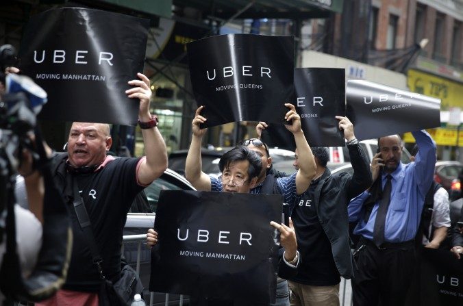 Manifestation des conducteurs et des pro-Uber, devant les bureaux de la Commission Taxi et Limousine de New York le 28 mai 2015. (AP Photo/Seth Wenig)
