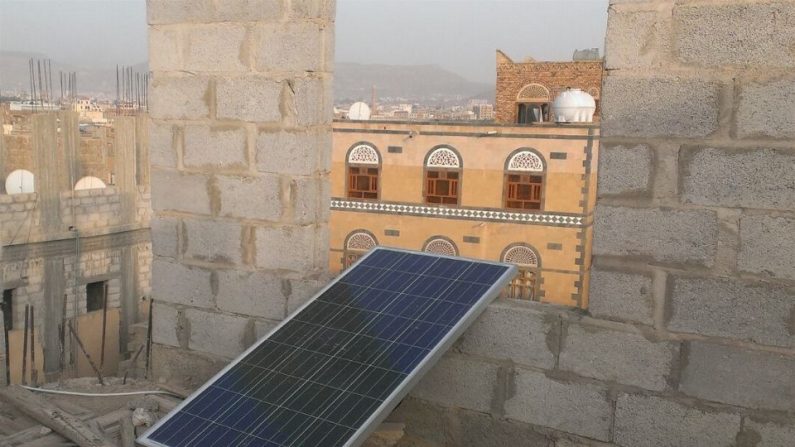 Quatre mois après le début de la campagne de bombardements menée par l’Arabie saoudite, les habitants de la capitale yéménite, Sanaa, sont de plus en plus nombreux à se tourner vers l’énergie solaire pour alimenter leur maison (Almigdad Mojalli/IRIN)