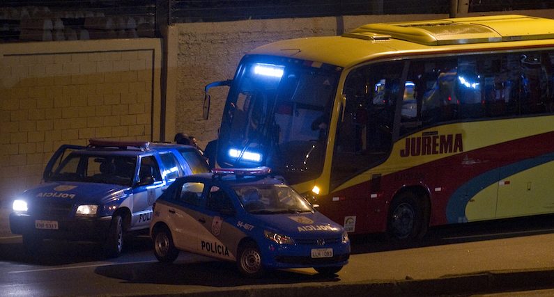 Des véhicules de police encerclent un autobus détourné en 2011 à Rio de Janeiro, Brésil. (Antonio Scorza/AFP/Getty Images)
