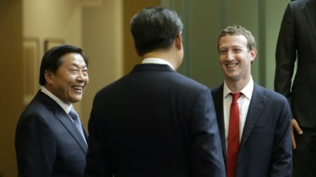 Mark Zuckerberg a tellement envie de voir Facebook en Chine qu’il porte un costume !