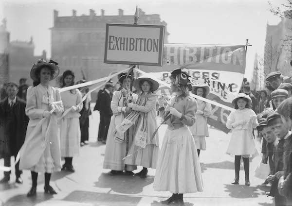 Christina Broom (1862-1939). Jeunes suffragettes faisant la promotion de l’exposition Women’s Exhibition de Knightsbridge, Londres, mai 1909. Épreuve photomécanique (carte postale). Londres, Museum of London. (© Christina Broom/Museum of London)