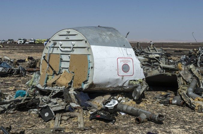 Les débris de l'avion de ligne russe A321, éparpillés sur le sol, au lendemain du crash, dans la zone montagneuse de Wadi al-Zolomat. L’avion s’est écrasé dans la péninsule du Sinaï, en Égypte, le 1er Novembre 2015 (KHALED DESOUKI/AFP/Getty Images)