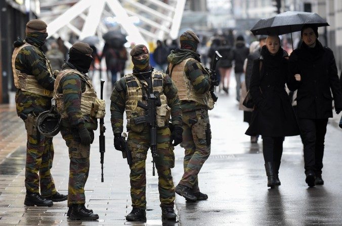 Des soldats patrouillent dans la rue piétonne et commerçante de la rue Neuve à Bruxelles le 21 novembre, 2015. Toutes les stations de métro à Bruxelles sont fermées des suites de l'alerte terroriste de niveau 4 – son plus haut niveau, dans la capitale. (AFP / Getty Images)
