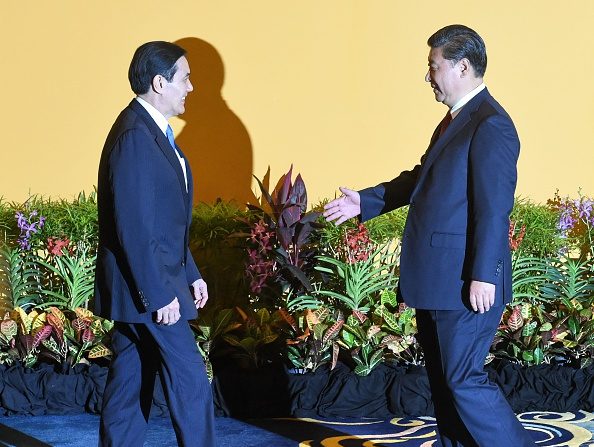 Rencontre le 7 novembre à Singapour entre le leader chinois Xi Jinping et le président de Taïwan Ma Ying-jeou (ROSLAN RAHMAN/AFP/Getty Images)
