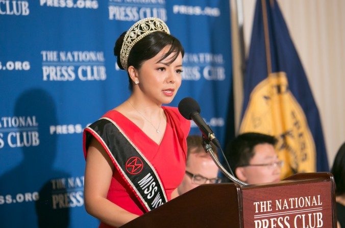 Anastasia Lin, Miss Monde Canada, prend la parole au National Press Club à Washington, le 18 décembre 2015. (Lisa Fan / Epoch Times)