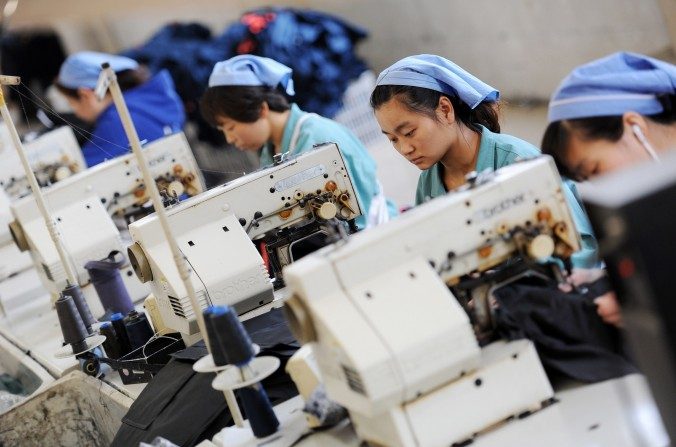 Les travailleuses d'une fabrique de vêtements dans la province d'Anhui en Chine, en 2014. (STR / AFP / Getty Images)