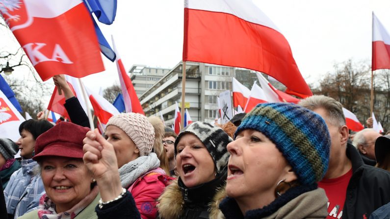 Des manifestants crient des slogans pendant un rassemblement anti-gouvernement à Varsovie le 19 décembre. (JANEK SKARZYNSKI/AFP/Getty Images)