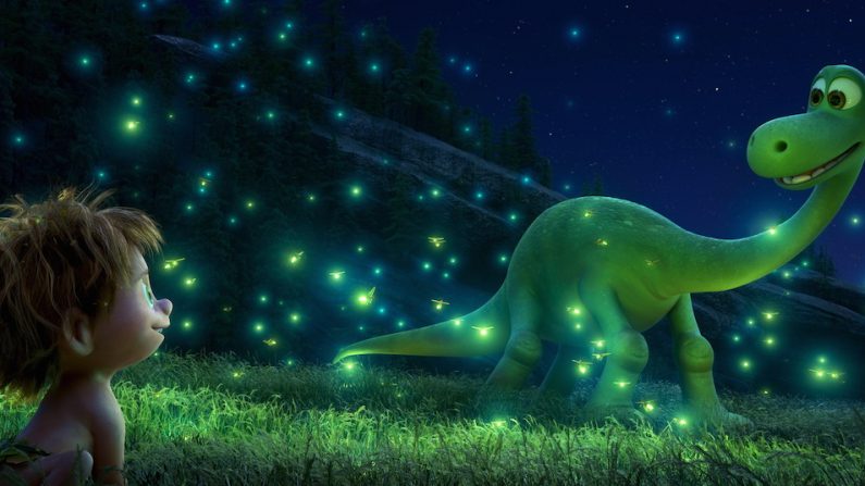 Partage de tendresse et de magie entre les deux personnages principaux du film The Good Dinosaur, Arlo (dinosaure) et Spot (petit être humain). (Walt Disney Pictures)