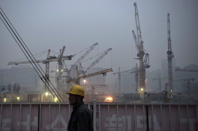 Un ouvrier sur un site de construction à Pékin, le 9 décembre 2014. (Kevin Frayer/Getty Images)
