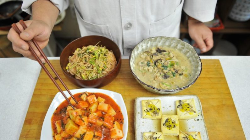 Du tofu, des champignons, du radis et des pâtes mélangées avec des légumes, une nouvelle mode alimentaire arrive-t-elle dans nos assiettes ?  (JUNG YEON-JE/AFP/Getty Images)