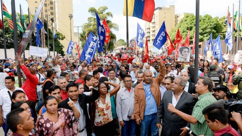 Des partisans de l'ancien président Hugo Chávez et du président actuel Nicolás Maduro accompagnent des députés du PSUV devant la Cour suprême de Caracas le 7 janvier 2016. (FEDERICO PARRA/AFP/Getty Images)