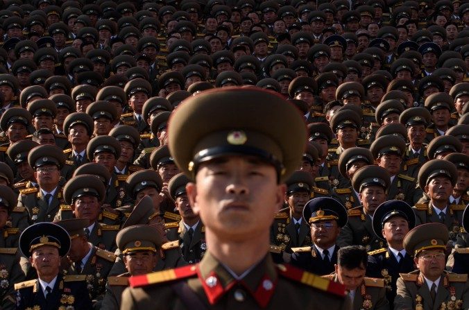 Des soldats de l’armée nord-coréenne, se dressent devant les spectateurs lors d'un immense défilé militaire sur la place Kim Il-Sung à Pyongyang le 10 octobre 2015. La Corée du Nord célébrait le 70e anniversaire du Parti des travailleurs au pouvoir. (Ed Jones/AFP/Getty Images)