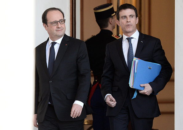 Le président de la République François Hollande aux côtés du Premier ministre Manuel Valls le 10 février à la sortie de l'Élysée (STEPHANE DE SAKUTIN/AFP/Getty Images)