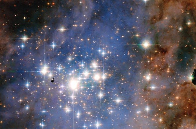 Semblable à une tapisserie ornée de diamants, cette image du télescope spatial Hubble de la NASA montre un amas d'étoiles scintillantes parmi les plus brillantes observées de notre galaxie, la Voie Lactée. (NASA, ESA, et J. Maíz Apellániz)