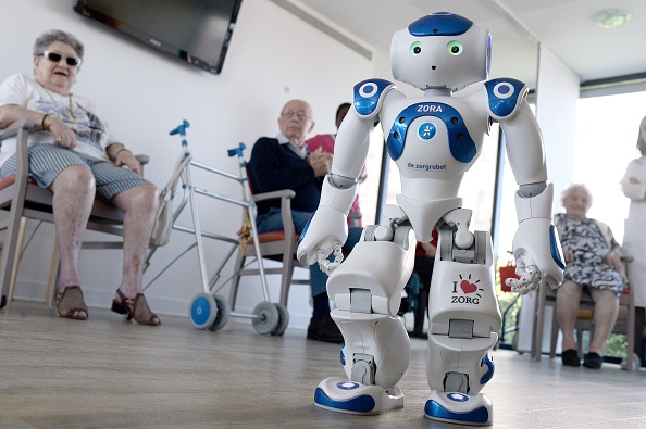 Nao, un robot humanoïde développé par la société française Aldebaran Robotics, peut être utilisé pour prendre soin des personnes âgées dans les maisons de retraite. (STEPHANE DE SAKUTIN/AFP/Getty Images)