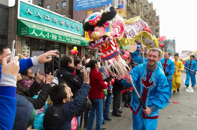 Une équipe de danse du dragon dans le défilé du Nouvel An chinois à Flushing dans le Queens à New York. (Benjamin Chasteen /Epoch Times)