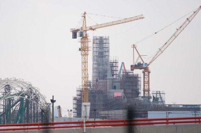 Cette photo prise à Shanghai le 2 février 2015 montre le château en construction du parc Disney de Shanghai dans la zone de Pudong. (JOHANNES EISELE / AFP / Getty Images)