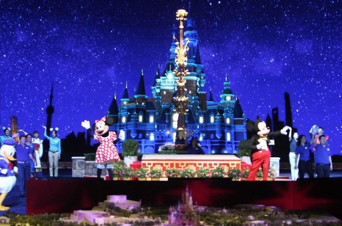 Deux personnes déguisées en Mickey et Minnie Mouse lors de la cérémonie d’inauguration du parc d’attraction à thèmes du Disney Resort à Shanghai le 15 juillet 2015. Un responsable chinois a déclaré que les enfants chinois devraient éviter Disney. (Chine Press Photo / Getty Images)