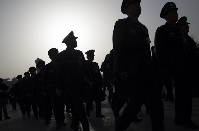 Les délégués militaires arrivent au Grand palais du peuple à Pékin lors de la cérémonie d'ouverture de l’Assemblée nationale populaire, le 5 mars 2016. (Fred Dufour / AFP / Getty Images).