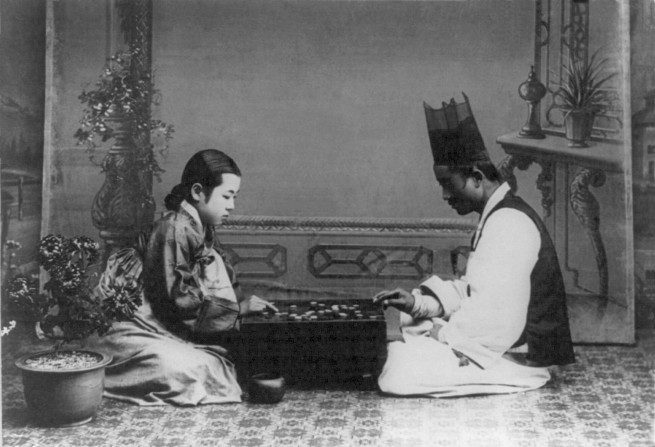 Un homme et une femme coréens jouent une partie de Go au début de 1900. (Domaine public)