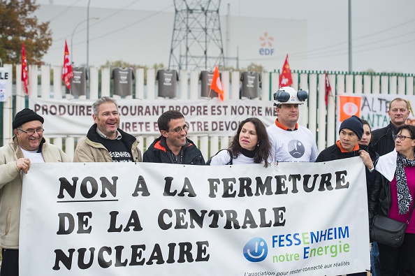 Les employés de la centrale ainsi que les syndicats ont manifesté en octobre dernier contre la fermeture de la centrale de Fessenheim. (SEBASTIEN BOZON/AFP/Getty Images)