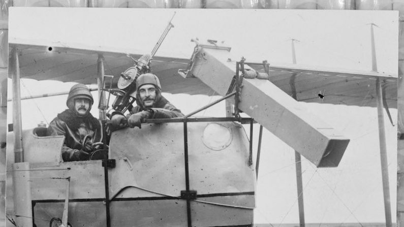 Le sergent Hallo (à droite) à bord d’un avion d’observation dans la région de Verdun, collection Hallo.  (Photo © Paris – Musée de l’Armée, Dist. RMN – Grand Palais/image musée de l’Armée)