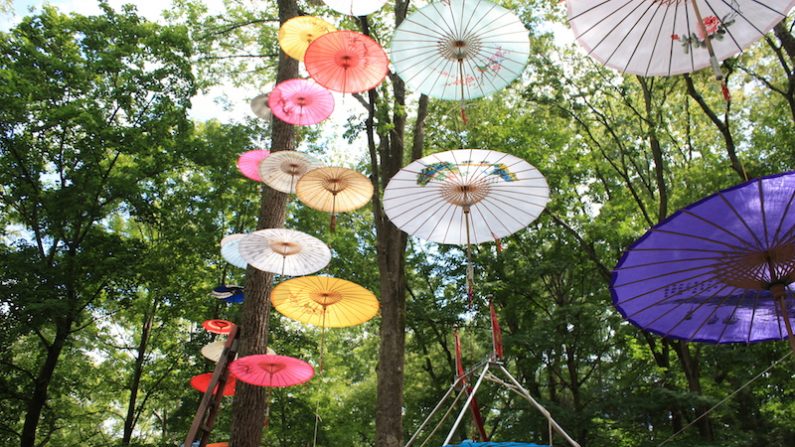 Un décor d’ombrelles au Philadelphia Folk Festival.(wikimedia)
