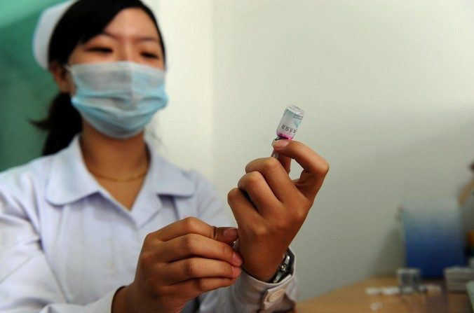 Une infirmière chinoise prépare une dose de vaccin contre la rougeole dans la province d'Anhui en septembre 2010. Les vaccins chinois ont été critiqués pour leur mauvaise qualité et les dommages causés aux enfants à qui ils avaient été injectés. (STR / AFP / Getty Images)