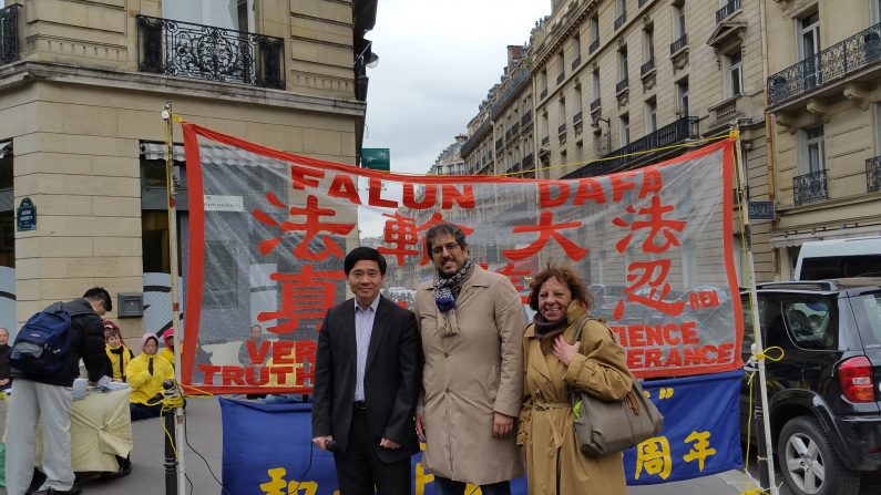 Alain Tong, président de l'Association Falun Dafa France, Raphaël Chenuil-hazan, président d’Ensemble Contre la Peine de Mort, et Marie-Françoise Lamperti, présidente de l’ONG Agir pour les Droits de l’homme (ADH), lors de la manifestation devant l'ambassade chinoise commémorant le 25 avril 1999, à Paris. (Epoch Times)