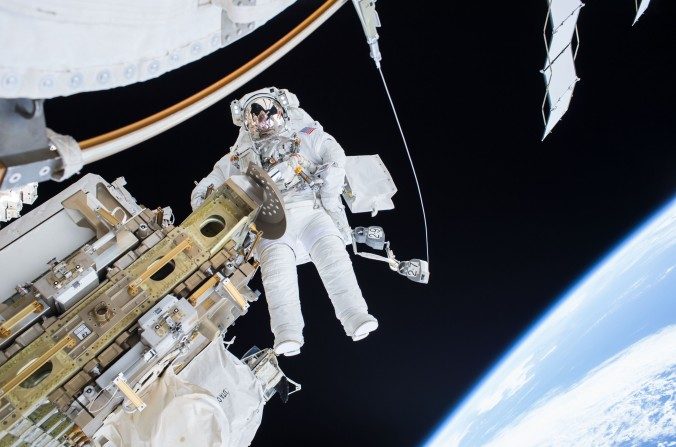 Sortie dans l'espace, Expedition 46, le 21 décembre 2015. (NASA)