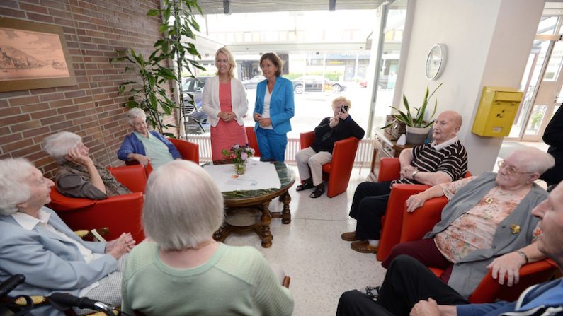 La ministre de la famille allemande, Manuela Schwesig, dans une maison de retraite. (Thomas Lohnes/Getty Images)