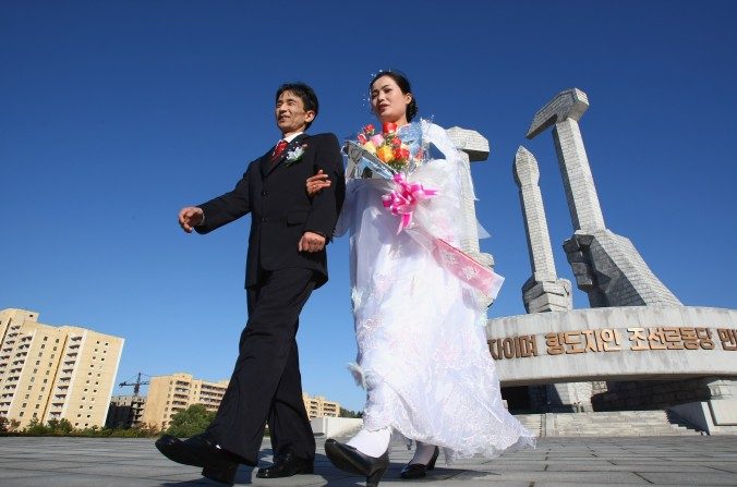 Hu Kwang Rim et sa femme Hwang Ju Ok célèbre leur mariage devant le monument de fondation du parti, à Pyongyang (Corée du nord), le 19 octobre 2007.  (Alexander Hassenstein/Getty Images)