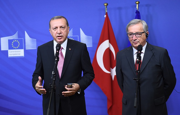 Recep Tayyip Erdogan (G), président de la République de Turquie, et Jean-Claude Juncker (D), président de la Commission européenne.  (EMMANUEL DUNAND/AFP/Getty Images)