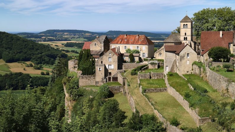 Le village de Château-Chalon est perché sur un escarpement qui surplombe un pays ondulant de vignes. (Charles Mahaux)