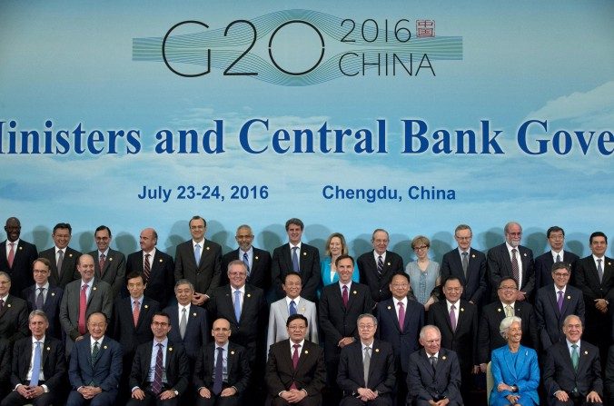 Les ministres des Finances et les dirigeants des 20 économies mondiales les plus développées lors de la réunion du G20 des ministres des Finances et présidents des banques centrales à Chengdu, en Chine, le 24 juillet. La monnaie chinoise fera partie du panier représentatif du DTS à partir du 1er octobre. Les leaders mondiaux poussent pour faire du DTS, la monnaie de la réserve mondiale. (Ng Han Guan-Pool / Getty Images)