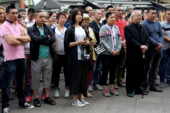 Le 11 août, la communauté asiatique s'est rassemblée face à l'Hôtel de Ville d'Aubervilliers pour rendre hommage à Zhang Chaolin, couturier chinois mortellement agressé. (BERTRAND GUAY/AFP/Getty Images)